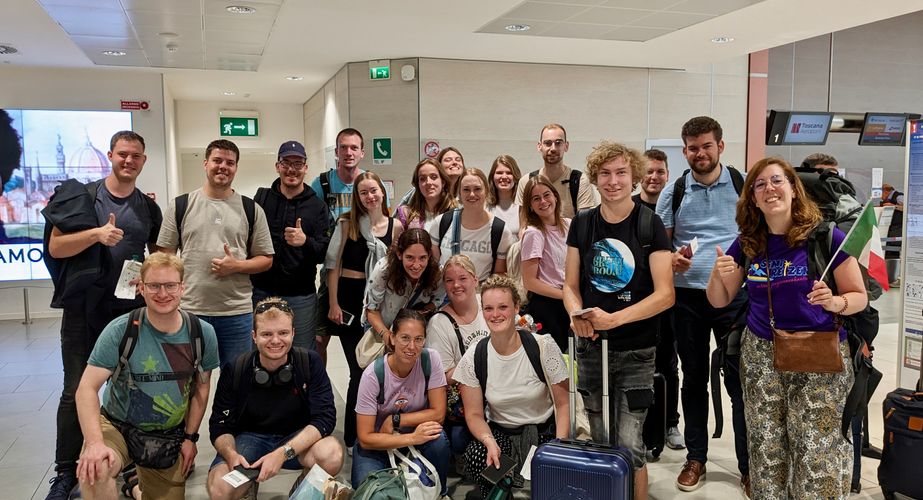 Groepsfoto op de luchthaven